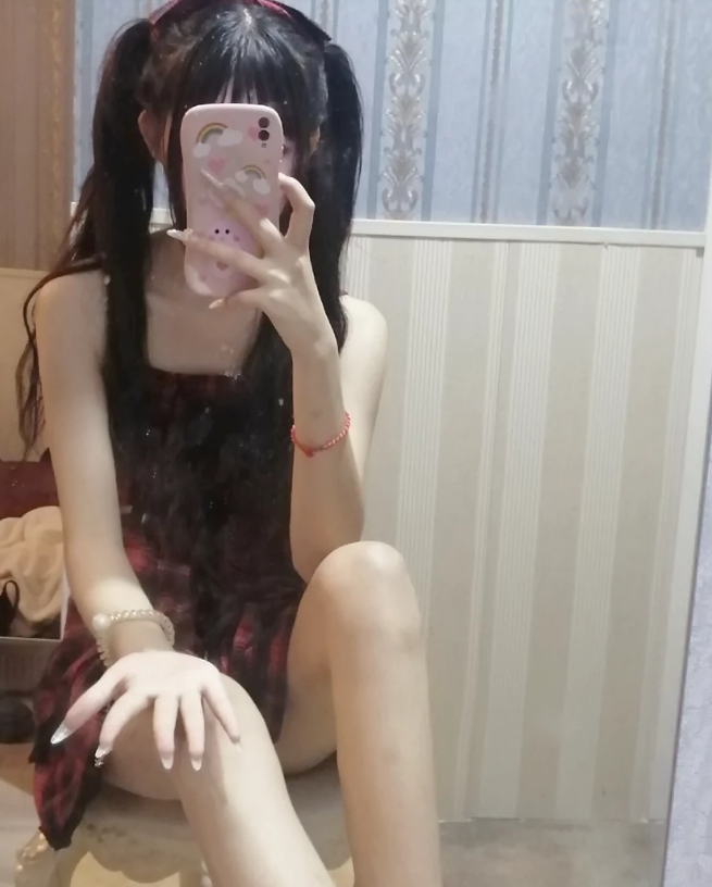 清纯学生妹，恨不得把蛋都塞进去